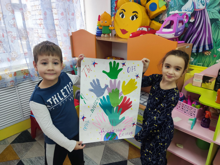 Воспитанники приняли участие в коллективной аппликации.