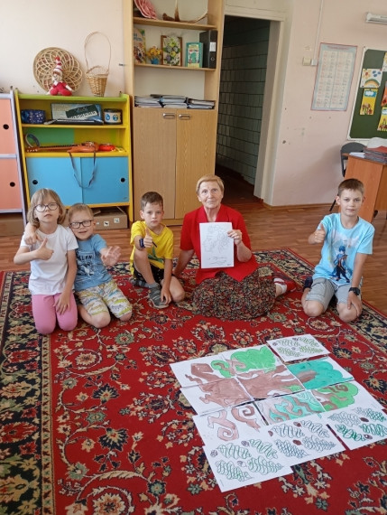 Воспитанники летней площадки играли в каллиграфию.